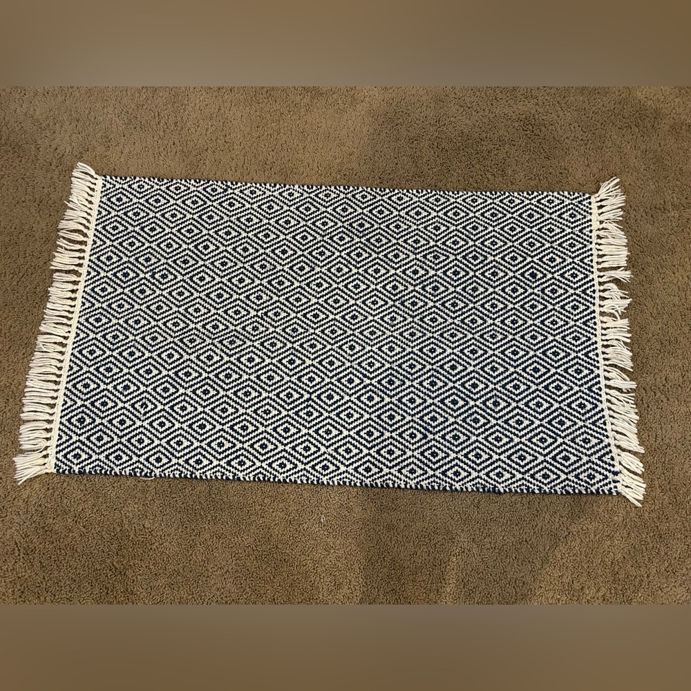 26.5x50in Rug - Picture 4 of 4